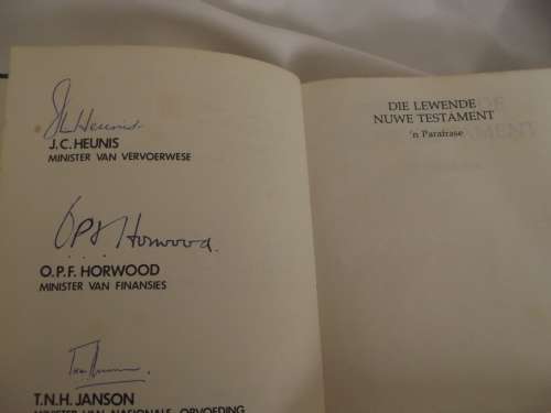 ENIGSTE IN DIE WÊRELD. OORSPRONKLIKE HANDTEKENINGE VAN SA SE 1979 PRESIDENT & MINISTERS