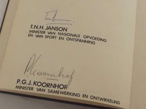 ENIGSTE IN DIE WÊRELD. OORSPRONKLIKE HANDTEKENINGE VAN SA SE 1979 PRESIDENT & MINISTERS