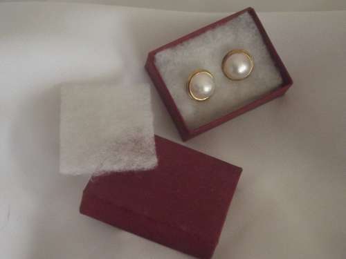 9ct YELLOW GOLD AND MABÉ PEARL STUD EARRINGS (NEW - WITH VALUATION CERTIFICATE)