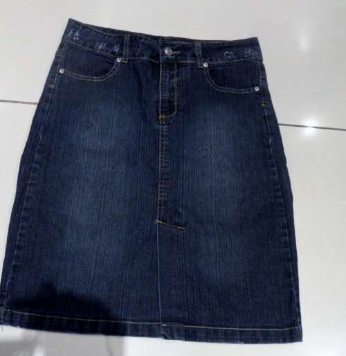 Womans skirt size 32 Insync Dennim Knee length