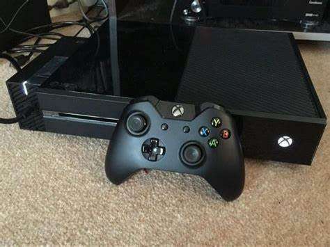 MICROSOFT XBOX ONE 500 GB - 1 X CONTROLLER - FREE GAME FIFA 17 IN EXCELLENT CONDITION