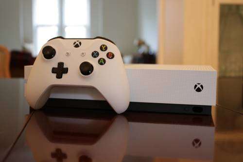 MICROSOFT XBOX ONE S 1000 GB - 1 X CONTROLLER - IN EXCELLENT CONDITION - WHITE IN MINT CONDITION