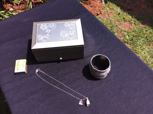 AMAZING BRAND NEW JEWELRY BOX - WITH FREE CHAIN AND BRACELET