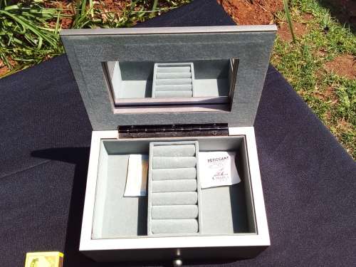 AMAZING BRAND NEW JEWELRY BOX - WITH FREE CHAIN AND BRACELET