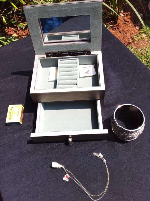 AMAZING BRAND NEW JEWELRY BOX - WITH FREE CHAIN AND BRACELET