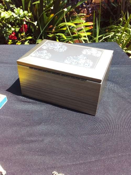 AMAZING BRAND NEW JEWELRY BOX - WITH FREE CHAIN AND BRACELET