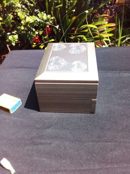 AMAZING BRAND NEW JEWELRY BOX - WITH FREE CHAIN AND BRACELET