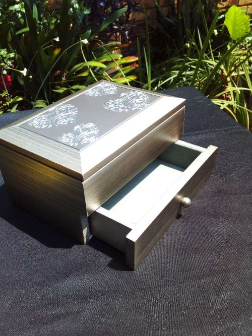 AMAZING BRAND NEW JEWELRY BOX - WITH FREE CHAIN AND BRACELET