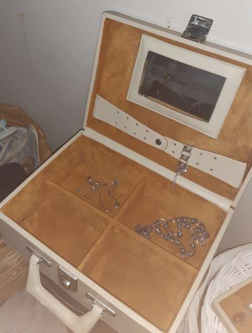 Vintage jewelery Vanity case