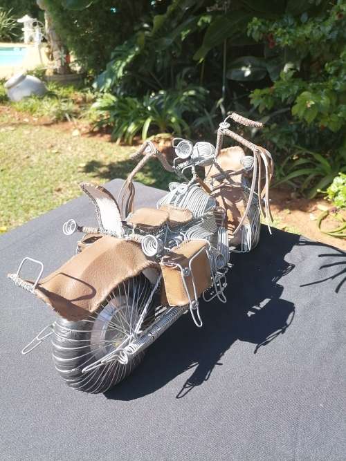 AMAZING HARLEY-WIRED BIKE WITH LEATHER VERY NEAT - 42 CM X 14 CM