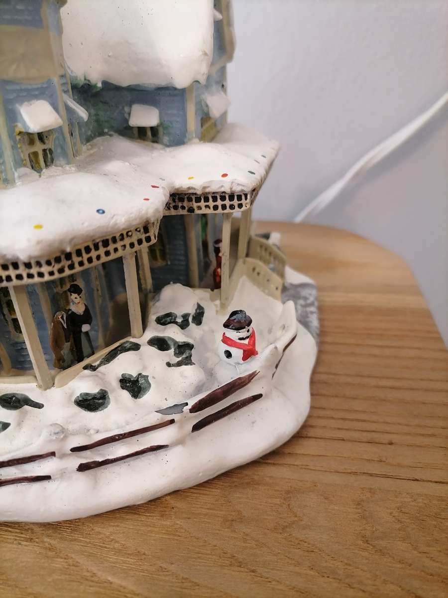 Thomas Kinkades Village Christmas by HAWTHORNE Village - Holiday Bed And Breakfast - RESIN - A2670