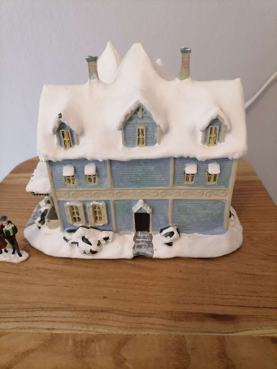 Thomas Kinkades Village Christmas by HAWTHORNE Village - Holiday Bed And Breakfast - RESIN - A2670