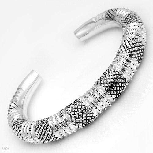 Elegant Bracelet Beautifully Designed in 925 Sterling silver. Total item weight 36.3g Length 7in