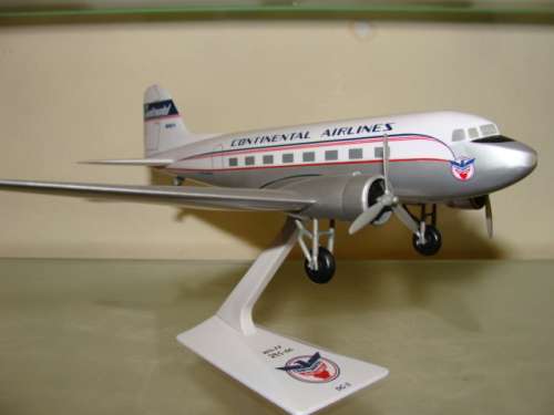DC-3 DAKOTA, CONTINENTAL AIRLINES, MOULD INJECTED POLY PLASTIC, 1;100