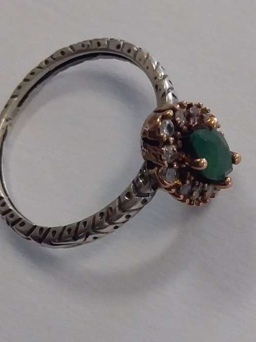 BEAUTIFUL GOLD AND SILVER LADIES DRESS RING.