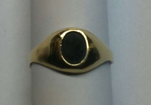 ** 9CT SOLID GOLD RING WITH GENUINE ONYX **