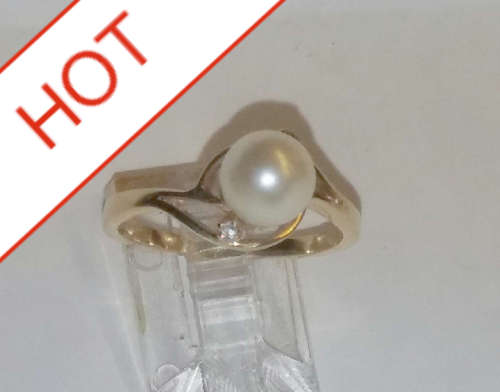 ***9CT GOLD PEARL/DIAMOND RING***