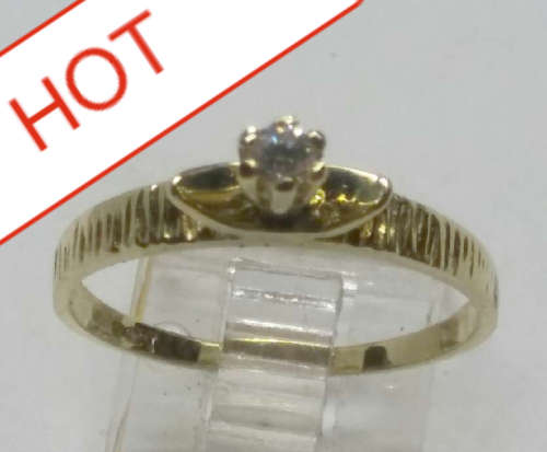 ** 9CT SOLID GOLD RING WITH C/Z "