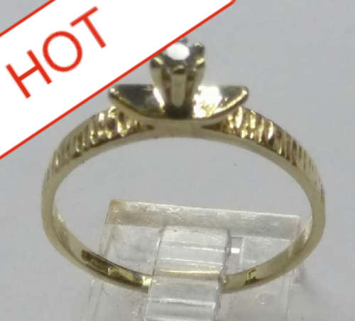 ** 9CT SOLID GOLD RING WITH C/Z "