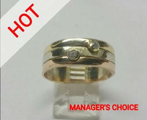 ** 9CT SOLID GOLD CUBIC ZIRCONIA RING **