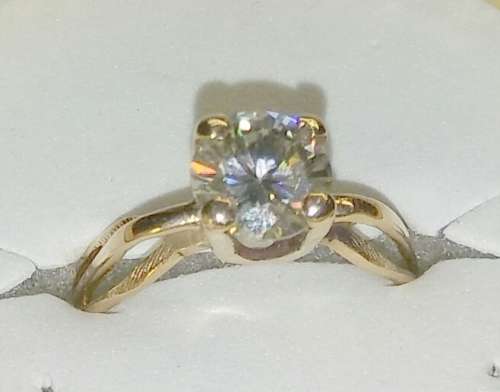 **TESTED 1.00CT DIAMOND SET IN SOLID HALLMARKED 9CT YELLOW GOLD