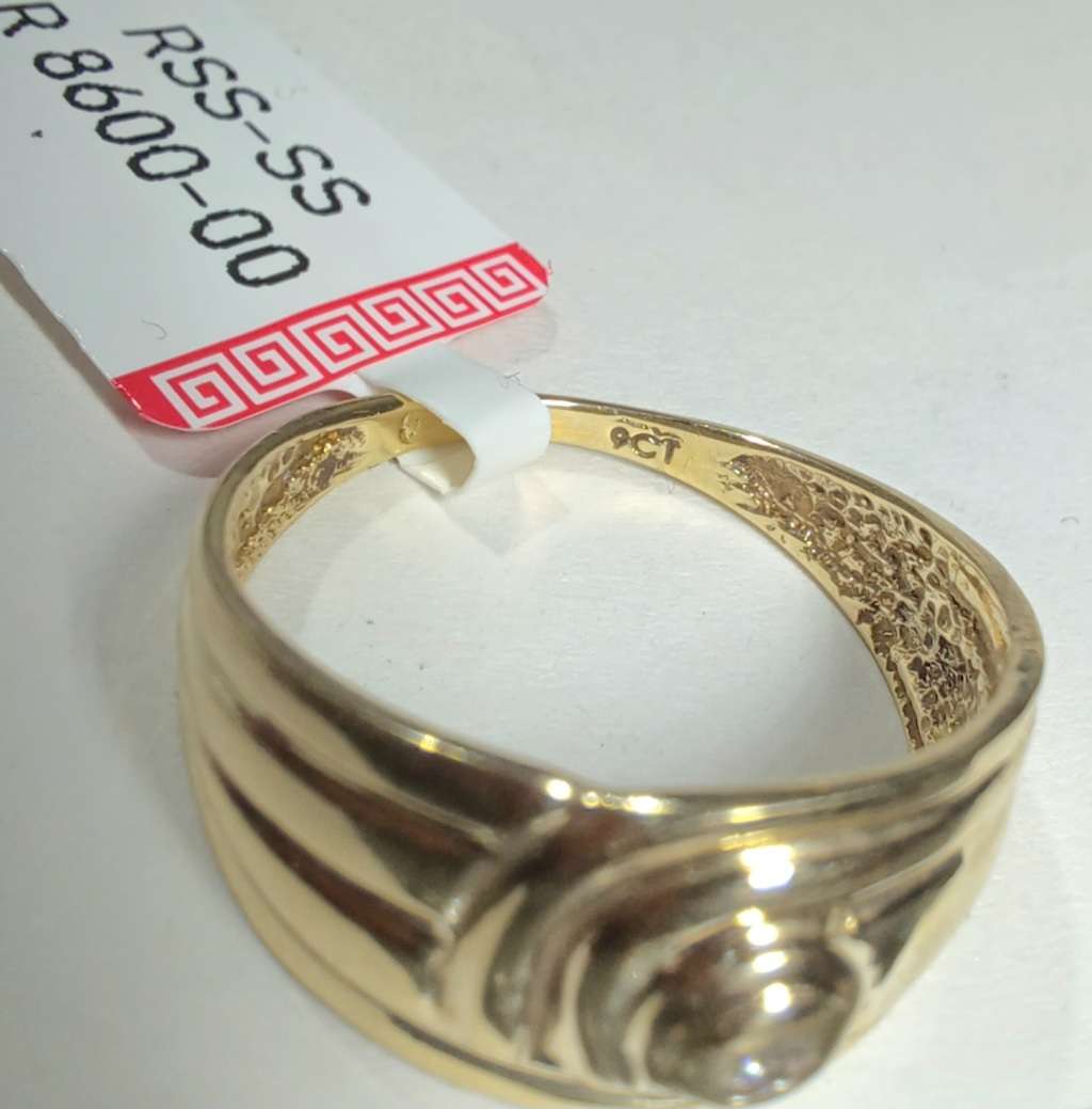 **** 9ct SOLID GOLD DIAMOND RING ****