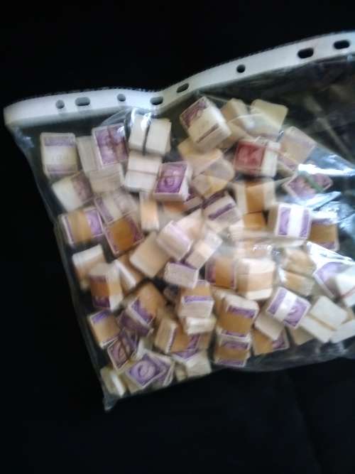 Great Britain. Thousands of 3d Q/E stamps in bundels. Duplications/Unchecked