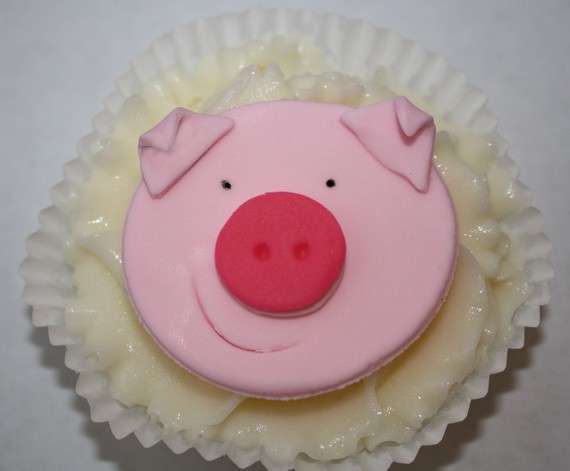 EDIBLE FONDANT SUGAR DECORATIONS - Cute Pig Disc