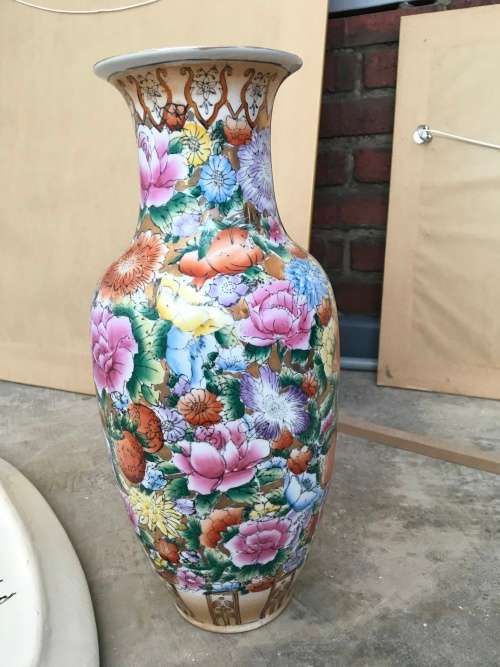 Striking tall oriental vase - repaired