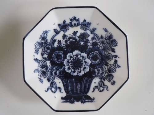 Small hexagonal delft plate - floral design