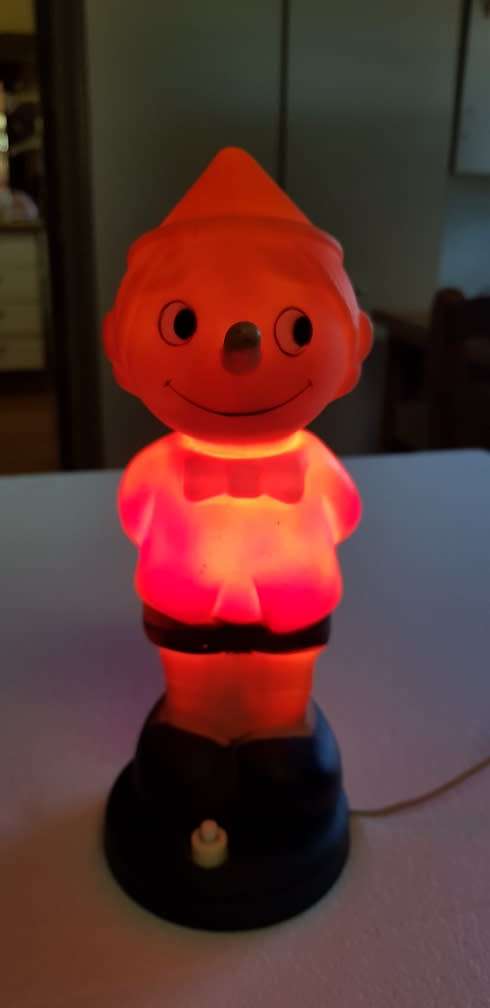 3 vintage bedside lamps in working condition. Nice lot