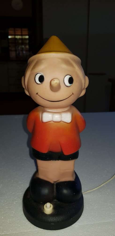 3 vintage bedside lamps in working condition. Nice lot