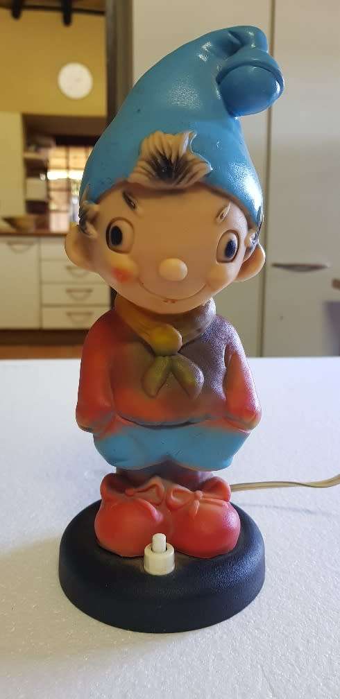 3 vintage bedside lamps in working condition. Nice lot