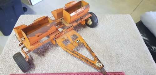 Vintage rare pressed Vetsak metal planter