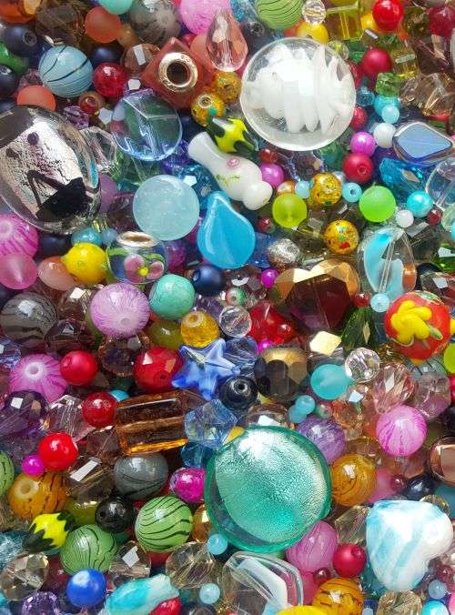 Massive** 2Kg **5200 Piece Glass Beads & Findings