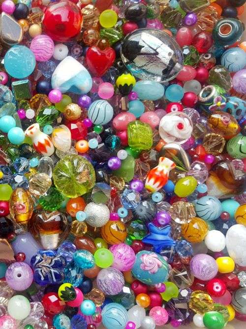 Massive** 2Kg **5200 Piece Glass Beads & Findings