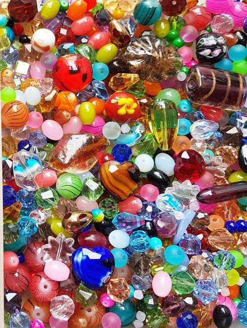 Massive** 2.1 Kg **5500 Piece Glass Beads & Findings