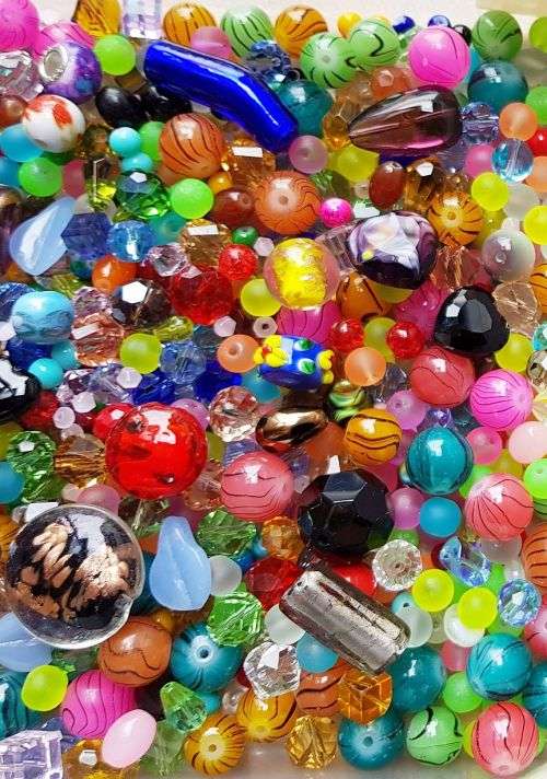 Massive** 2.1 Kg **5500 Piece Glass Beads & Findings