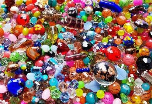 Massive** 2.1 Kg **5500 Piece Glass Beads & Findings