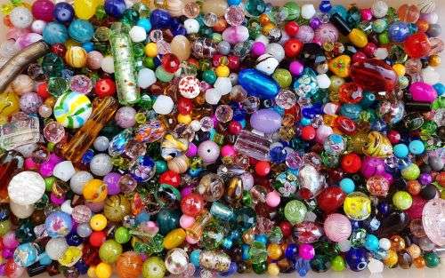 Crazy Wednesdayl***Free Shipping !!! See Description* 2.1 Kg** Mix  Glass Beads +/- 3300 Piece