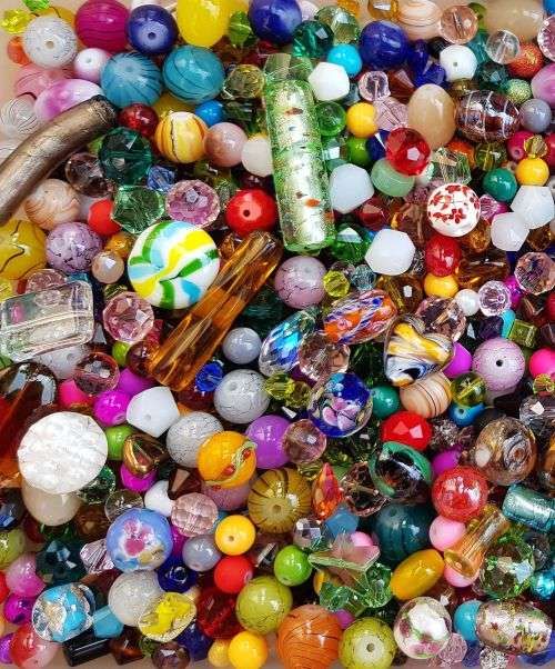 Crazy Wednesdayl***Free Shipping !!! See Description* 2.1 Kg** Mix  Glass Beads +/- 3300 Piece