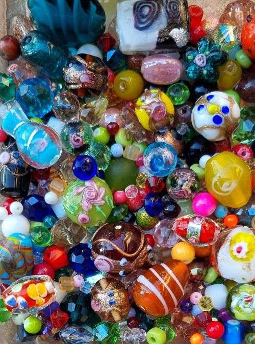 Weekend Special  ** 2.8 Kg  Assorted Beads & Glass Pearls  +/-  6450 Pc