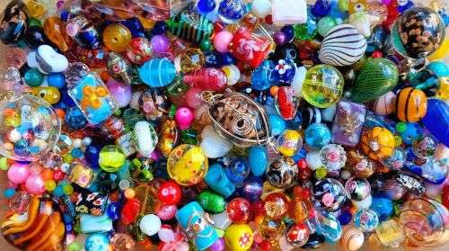 LAST "CRAZY WEDNESDAY AUCTION"  FOR 2021 ^^ A WHOPPING  3.5 Kg  Assorted Beads +/-  7400Pc