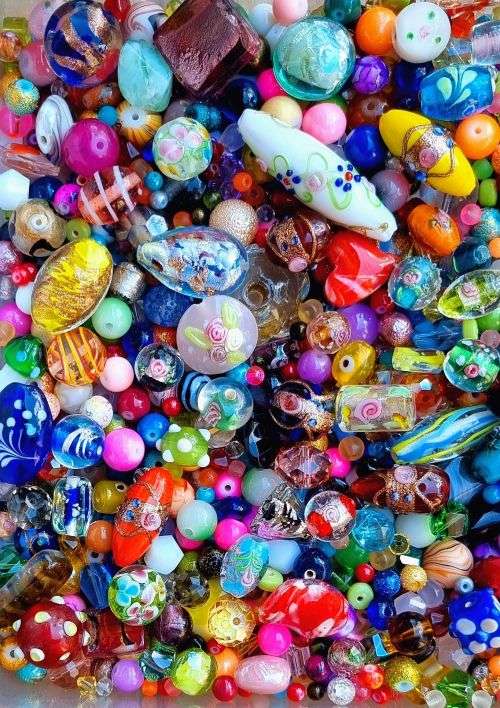 LAST "CRAZY WEDNESDAY AUCTION"  FOR 2021 ^^ A WHOPPING  3.5 Kg  Assorted Beads +/-  7400Pc