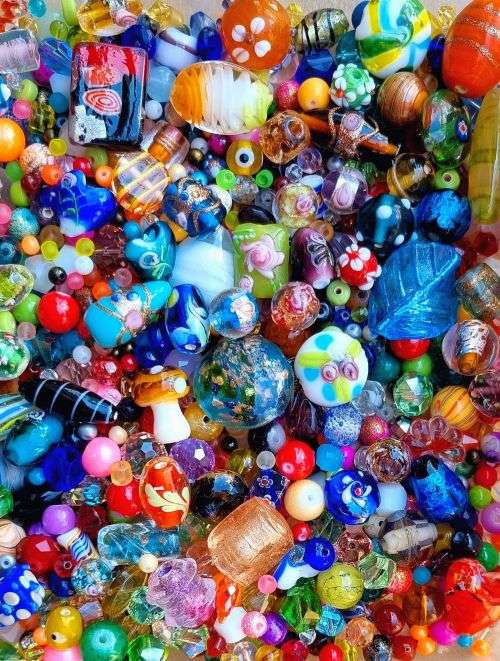 LAST "CRAZY WEDNESDAY AUCTION"  FOR 2021 ^^ A WHOPPING  3.5 Kg  Assorted Beads +/-  7400Pc