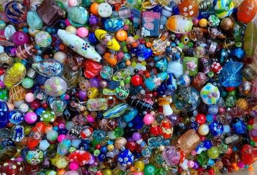 LAST "CRAZY WEDNESDAY AUCTION"  FOR 2021 ^^ A WHOPPING  3.5 Kg  Assorted Beads +/-  7400Pc