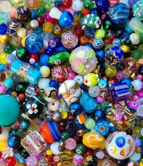 ^^Crazy Wednesday^^ Free Shipping** 3.1 Kg Assorted Beads  +/- 7400 pc