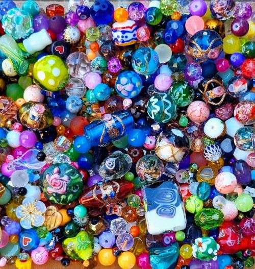 ^^Crazy Wednesday^^ Free Shipping** 3.1 Kg Assorted Beads  +/- 7400 pc