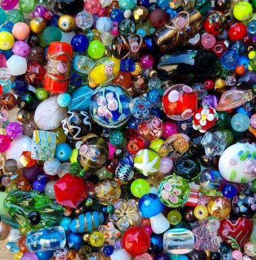^^Crazy Wednesday^^ Free Shipping** 3.1 Kg Assorted Beads  +/- 7400 pc