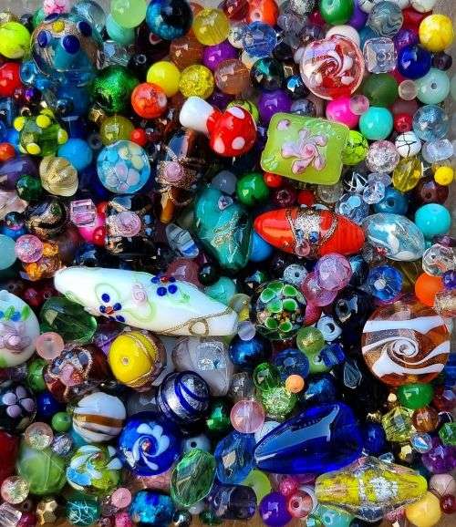 ^^Crazy Wednesday^^ Free Shipping** 3.1 Kg Assorted Beads  +/- 7400 pc